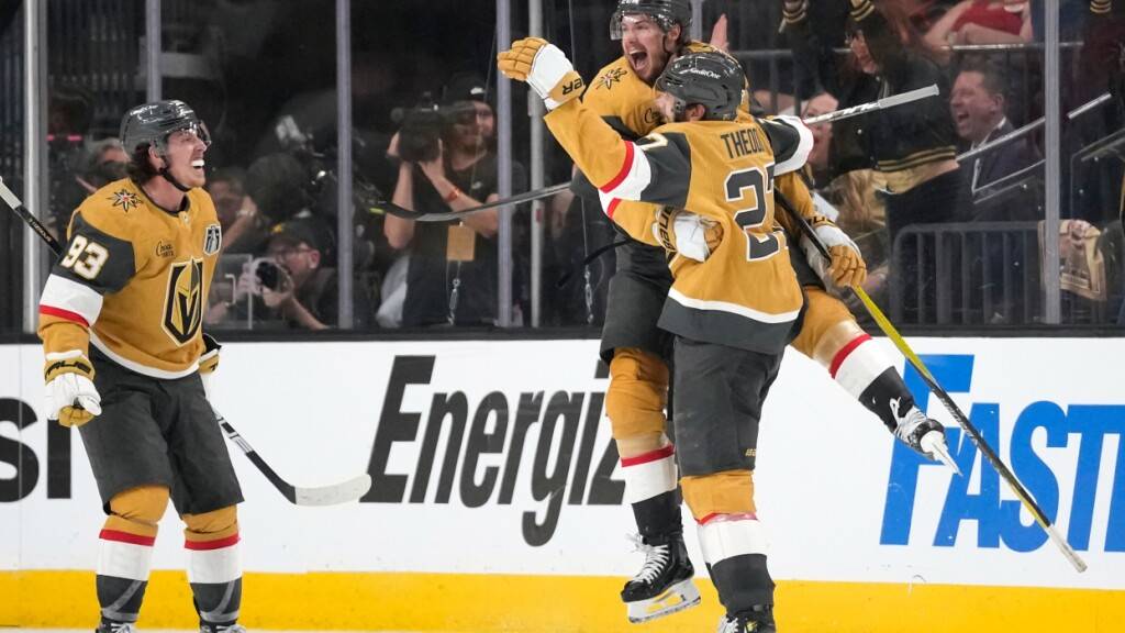 Ekstase nach mehr als 85 Minuten Eishockey: Shea Theodore (re.) und seine Teamkollegen bejubeln das 5:4 der Vegas Golden Knights in der zweiten Verlängerung
