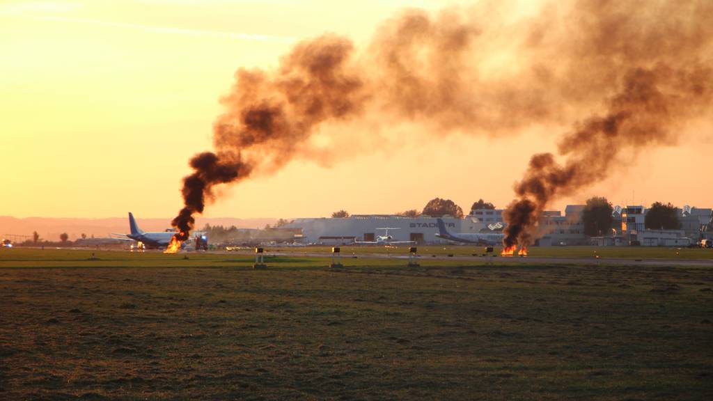 Die «Trümmerteile» auf der Landebahn. Hinten sieht man das havarierte Flugzeug. (Bild: FM1Today)