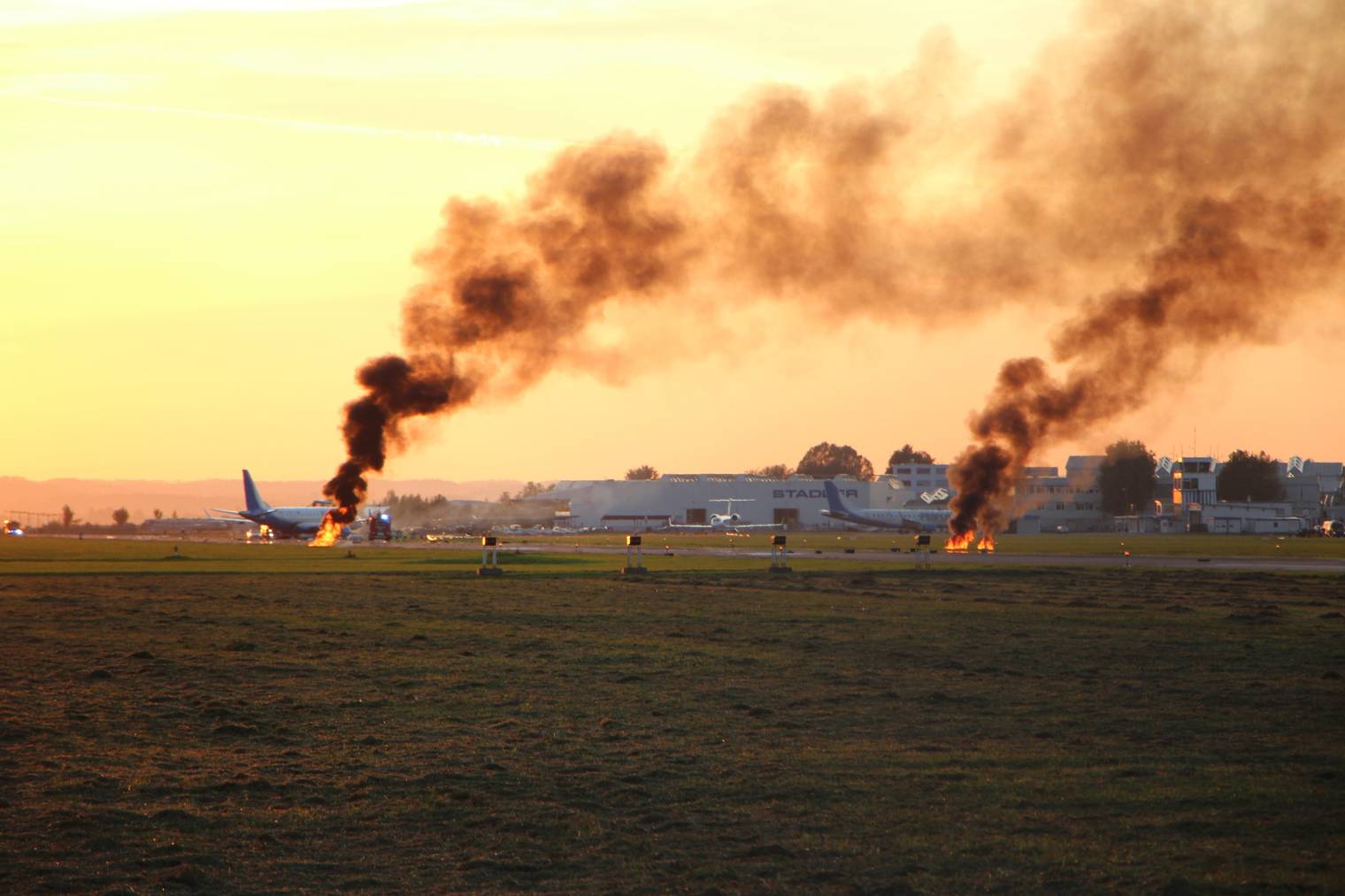 Die «Trümmerteile» auf der Landebahn. Hinten sieht man das havarierte Flugzeug. (Bild: FM1Today)