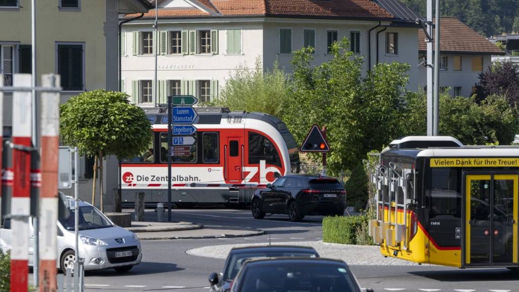 Ein Zug der Zentralbahn überquert einen Bahnübergang im Dorfzentrum von Stans im Kanton Nidwalden.