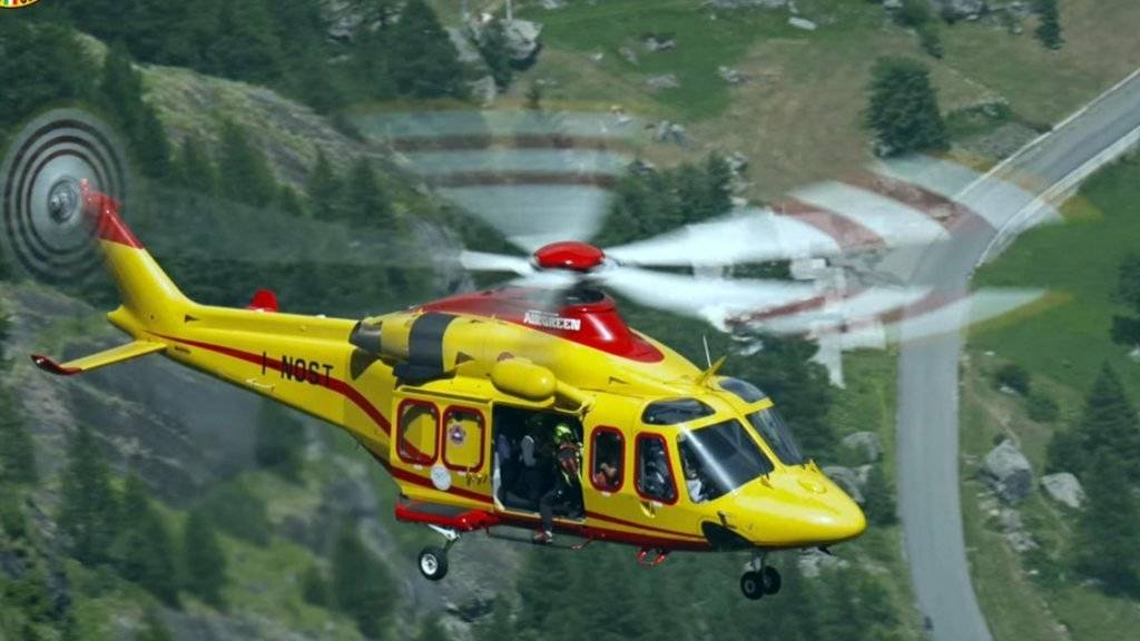 Ein Helikopter der italienischen Alpinrettung beim Einsatz am Mont Blanc, wo dutzende Touristen in einer Gondelbahn feststecken.