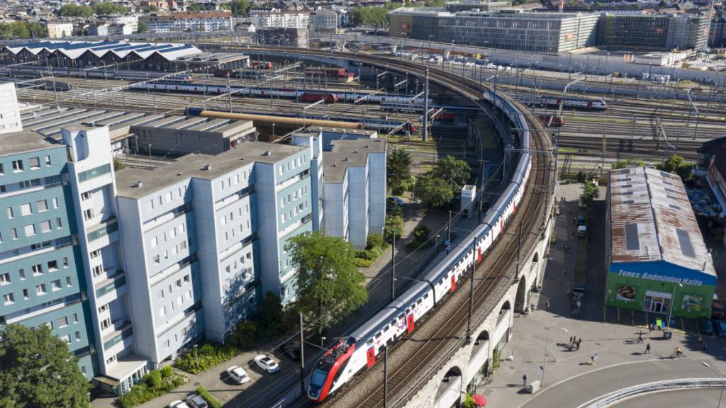 Die Badmintonhalle (rechts) beim Viadukt im Kreis 5 soll verschwinden. Der Erhalt sei mit einer geplanten Velobrücke über die Geleise nicht vereinbar, heisst es von der Stadt. (Archivbild)