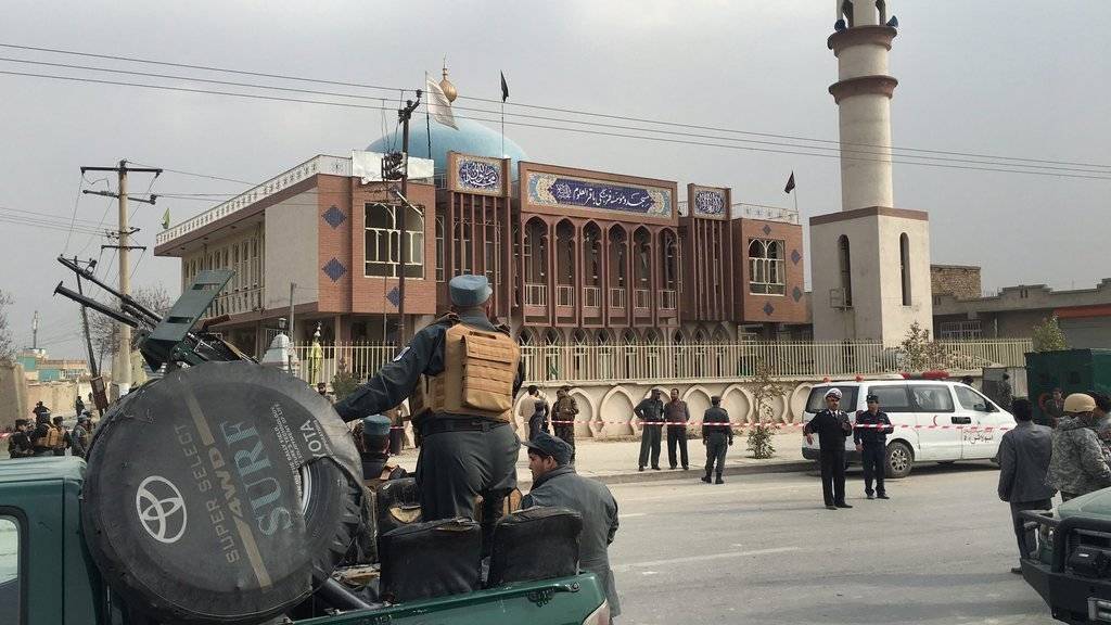 Sicherheitskräfte riegeln das Gebiet um die schiitische Moschee in Kabul ab, wo am Montag bei einem Selbstmordanschlag Dutzende Menschen ums Leben gekommen sind.