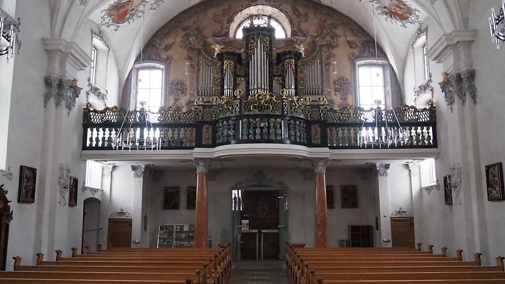 Die Orgel der Pfarrkirche St. Peter und Paul in Andermatt verbirgt hinter ihrem barocken Äusseren ein modernes Instrument.