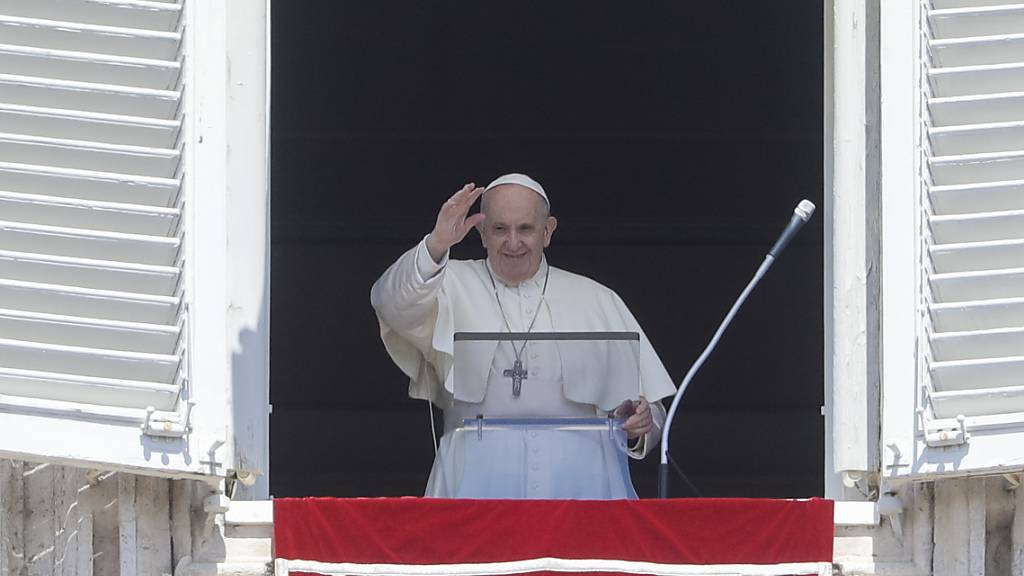 ARCHIV - Papst Franziskus erteilt seinen Segen während eines Mittagsgebet Regina Coeli vom Fenster seines Studios. Foto: Andrew Medichini/AP/dpa