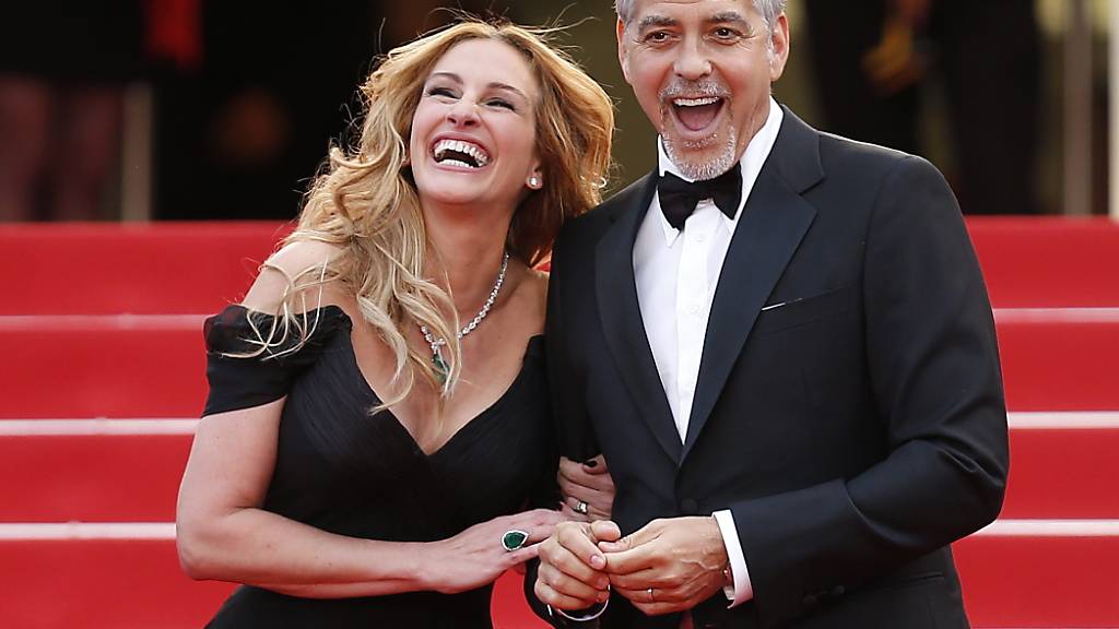 ARCHIV - Julia Roberts und George Clooney 2016 bei den Filmfestspielen in Cannes. Foto: Ian Langsdon/EPA/dpa