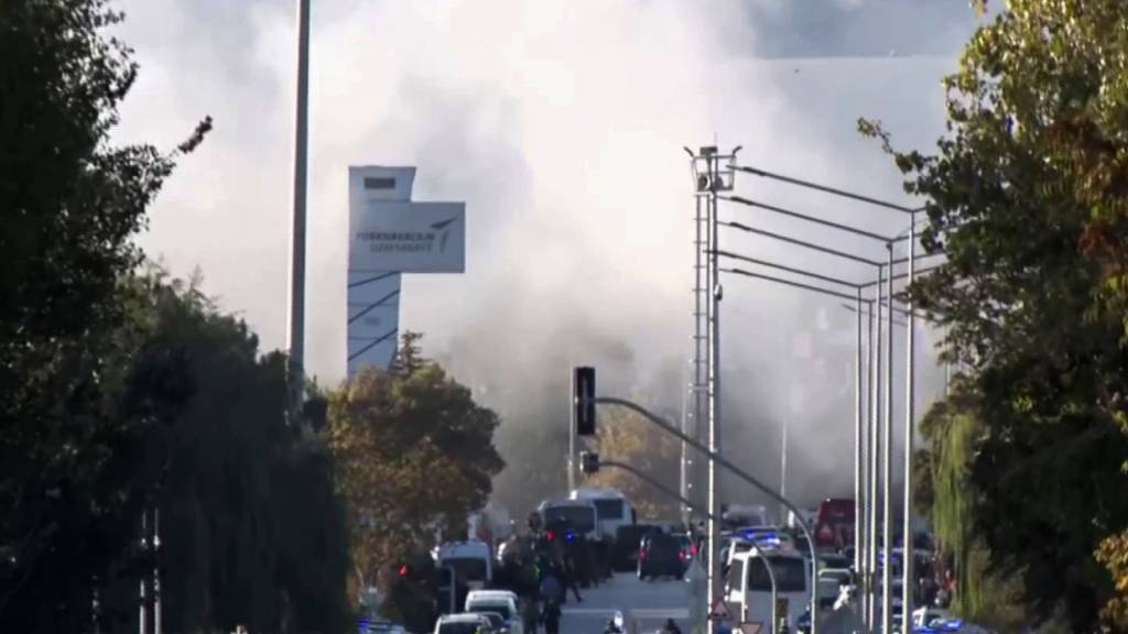 dpatopbilder - Rauch steigt auf, während Rettungsteams und Polizeibeamte am Stadtrand vor dem Unternehmensgelände der Türkischen Luft- und Raumfahrt eintreffen. Foto: Uncredited/IHA/AP/dpa