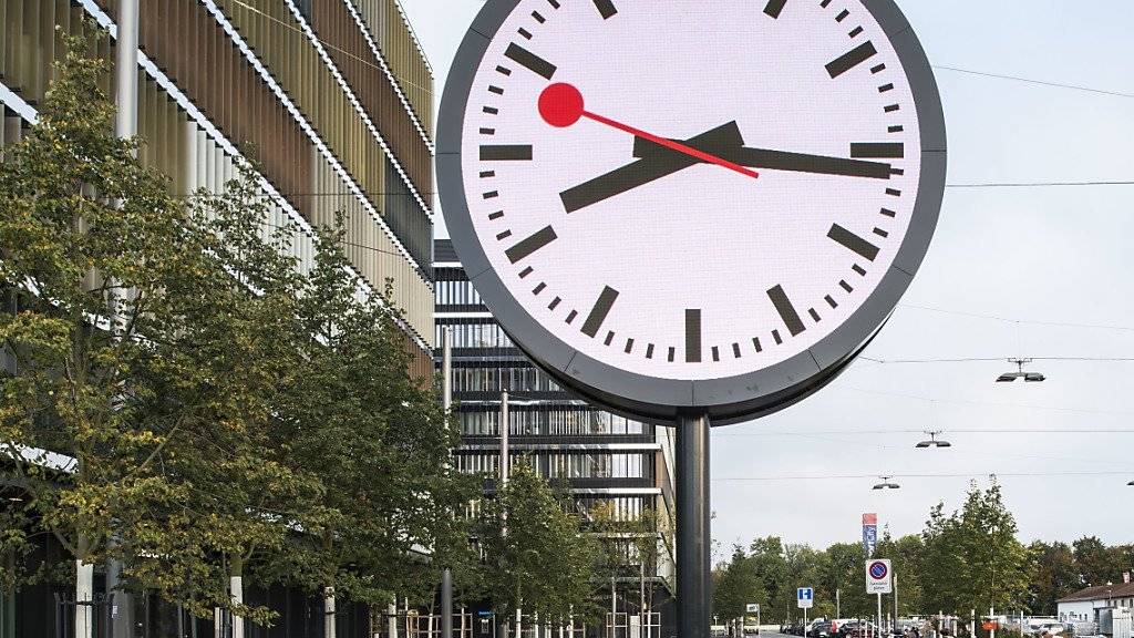 Die grösste Schweizer Bahnhofuhr wurde 2014 in Bern eingeweiht. Bald werden viele kleinere Bahnhofuhren ersetzt. (Archiv)