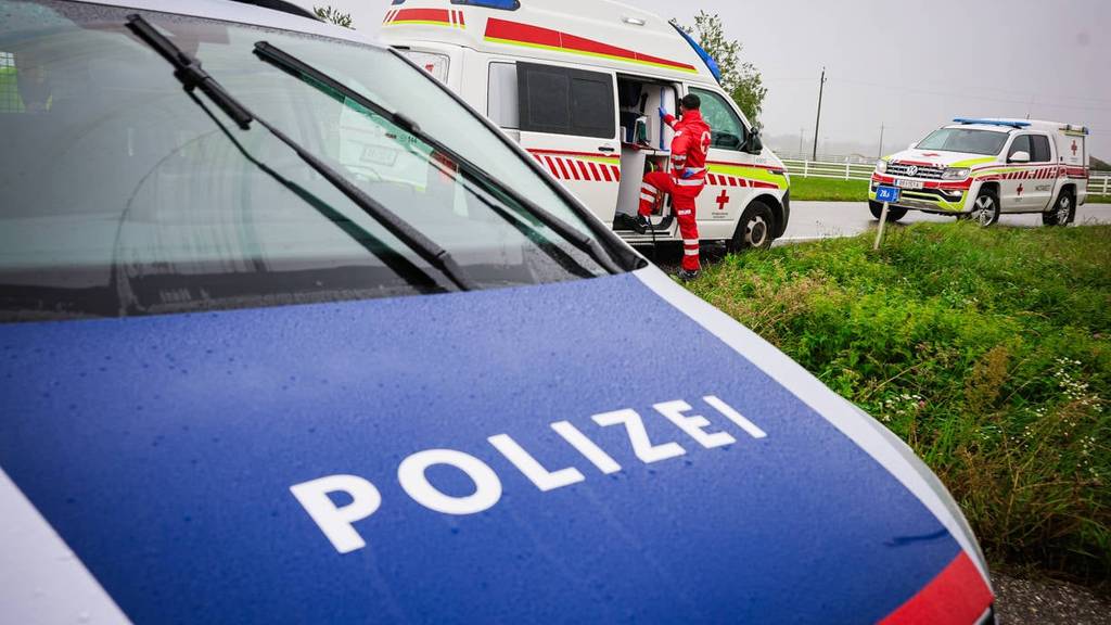 Polizei und Ambulanz an einem Unfall in Österreich