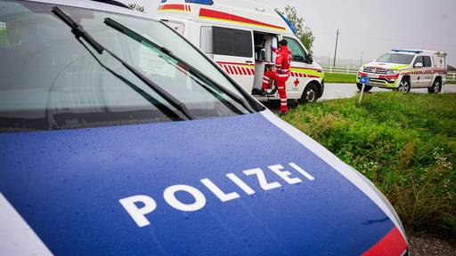 Schweizer Chauffeur kippt in Tirol mit Fahrzeug über Böschung