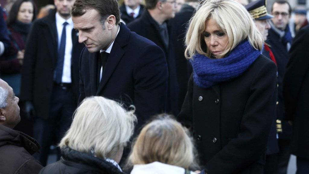 Frankreichs Präsident Emmanuel Macron und seine Frau Brigitte sprechen am Montag in Paris mit Angehörigen von Opfern der Terroranschläge vom 13. November 2015.