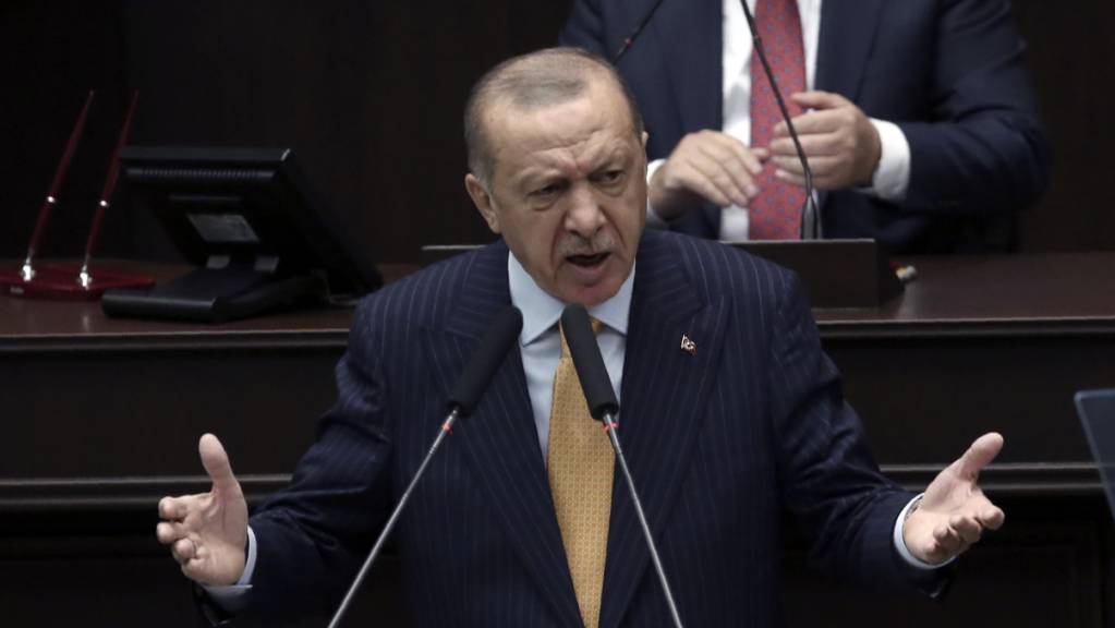 Recep Tayyip Erdogan, Präsident der Türkei, spricht vor den Gesetzgebern seiner Regierungspartei im Parlament.