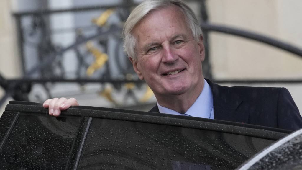 Der französische Premierminister Michel Barnier steigt nach der ersten wöchentlichen Kabinettssitzung im Elysee-Palast in ein Auto. Foto: Christophe Ena/AP/dpa