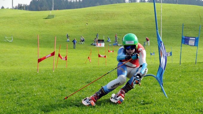 Gras-Skifahren, heulende Motoren und Musik