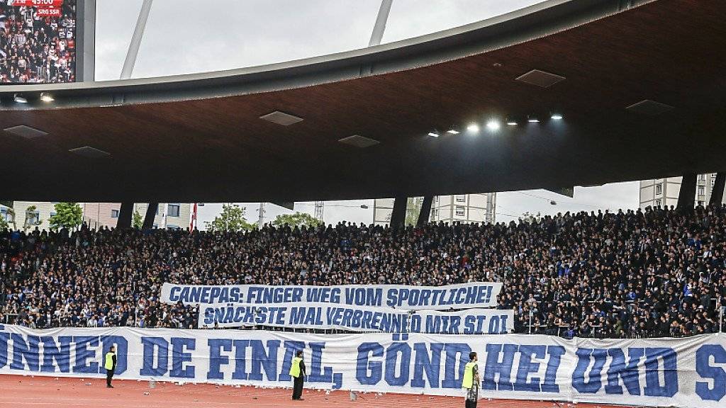 Nicht gerade aufmunternde Spruchbänder der Fans in der Südkurve des FC Zürich.