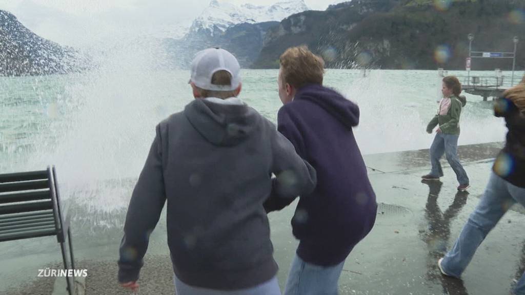 Föhnsturm fasziniert Leute am Vierwaldstättersee