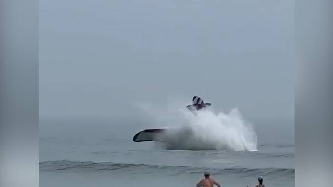 Kleinflugzeug stürzt an beliebtem US-Strand ins Meer