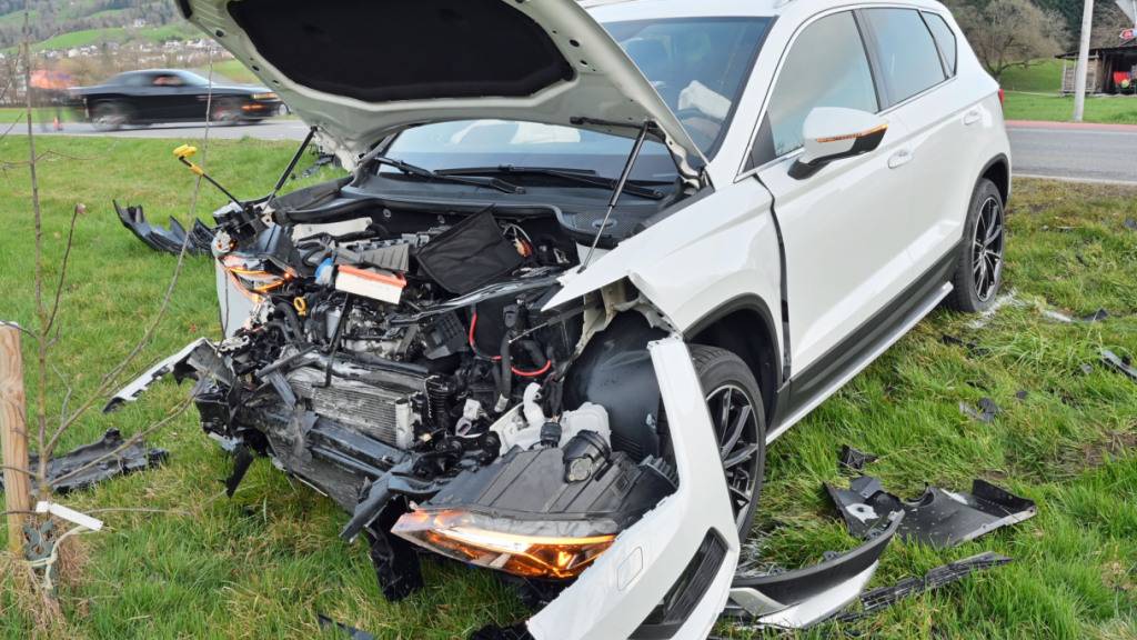 Beim Zusammenstoss zwischen zwei Autos musste am Samstag in Malters ein Autofahrer zur Kontrolle ins Spital gefahren werden.