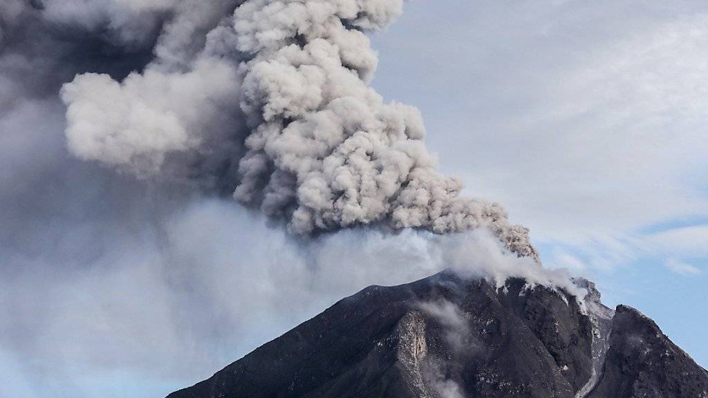 Der Vulkan Sinabung bei einem früheren Ausbruch (Archiv)