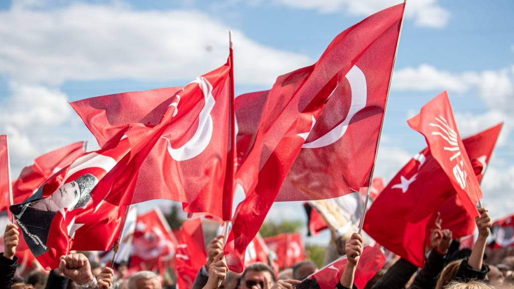 ARCHIV - Menschen halten türkische Flaggen während einer Kundgebung zum 21. außerordentliche Kongress der Republikanischen Volkspartei (CHP) im Juli. Foto: Tunahan Turhan/SOPA Images via ZUMA Press Wire/dpa/Archivbild