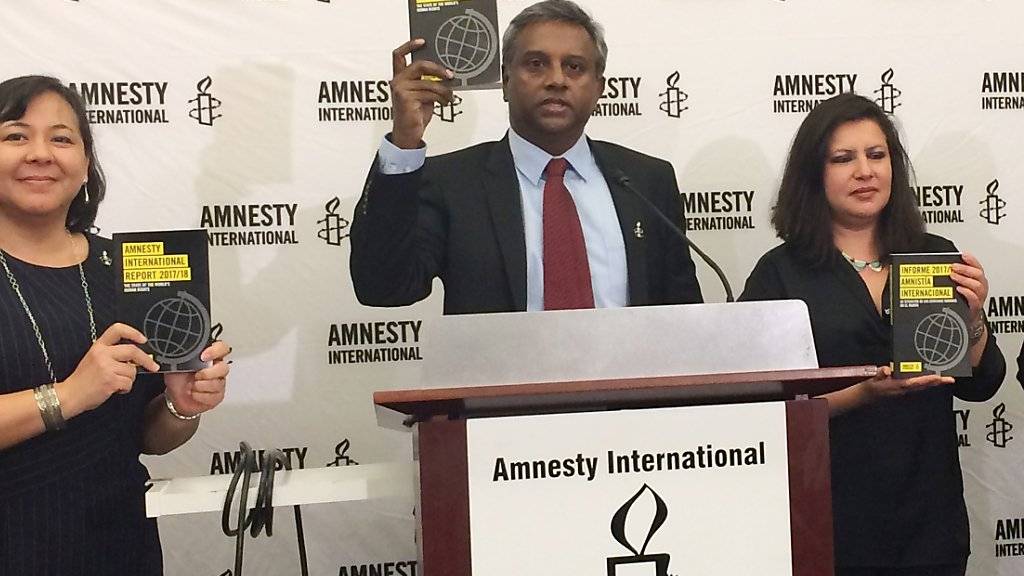 Amnesty-Generalsekretär Salil Shetty und Mitarbeiterinnen präsentieren in Washington den neuesten Jahresbericht.