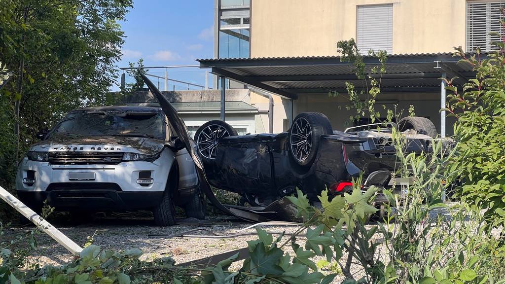 20-Jähriger hebt mit BMW ab und kracht in parkierten Range Rover 