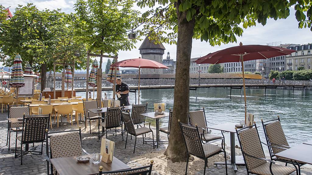 Gastrobetriebe sowie Buvetten in der Stadt Luzern können Aussenflächen länger betreiben.