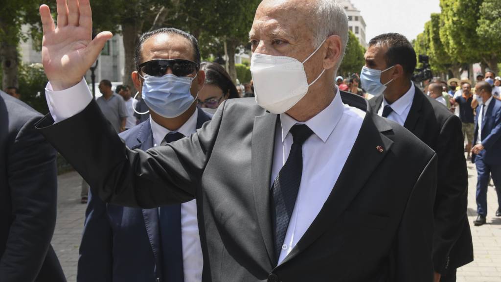 Tunesiens Präsident Kais Saied winkt Passanten zu während er die Avenue Bourguiba in Tunis entlangspaziert. In einer Rede im Präsidentenpalast von Karthago hat Saied der Staatsagentur TAP zufolge geäußert, dass er fürchtet, Opfer eines Attentats zu werden. Foto: Slim Abid/AP/dpa