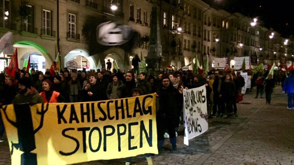 Rund 1000 Personen demonstrierten am Mittwochabend in Bern gegen Sparpläne der Berner Kantonsregierung.