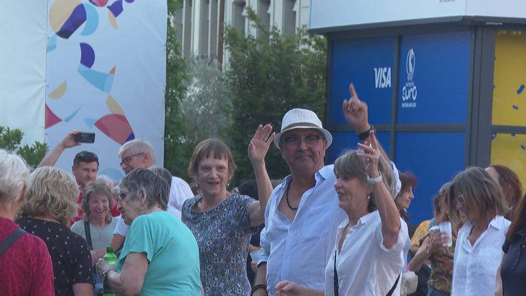 «Je älter, desto besser!» – Ü60-Partyvolk feiert bei Disco auf dem Bundesplatz 
