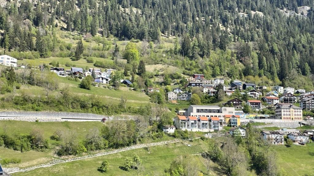 Rund 30 Helfer suchten in Trin GR nach einem vermissten 66-Jährigen.