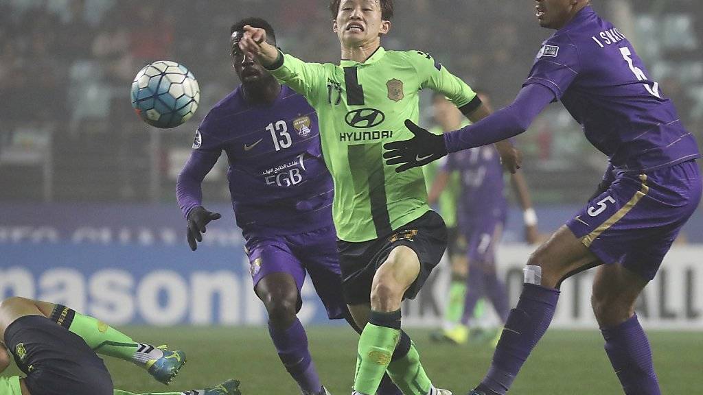 Gewann mit Jeonbuk die asiatische Champions League: Lee Jae-Sung (in grün), im Duell mit Gegenspielern von Al Ain