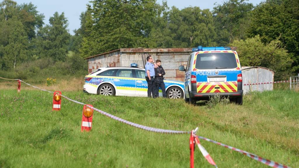 Die Polizei hat ein Gebiet im Westerwald nach dem Fund einer Leiche abgesperrt. Foto: Thomas Frey/dpa