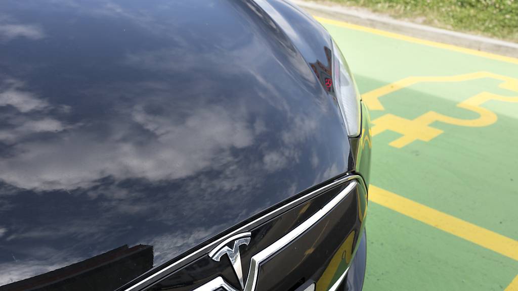 Der US-Elektroautobauer Tesla hat ein weiteres Quartal mit Rekordergebnissen hinter sich. Im Bild ein Fahrzeug der Marke Tesla an einer Ladestation. (Archivbild)