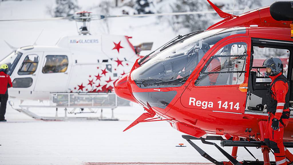 Rettungshelikopter von Air-Glaciers (links) und Rega bei einer Übung unweit des Skigebiets von Les Diablerets im Kanton Waadt. (Archivbild)