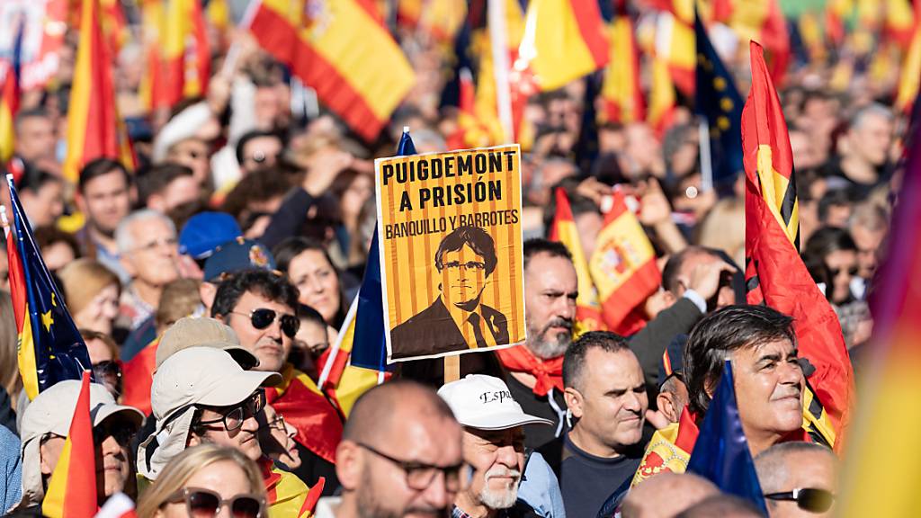 Tausende Menschen protestieren bei einer Demonstration in Madrid gegen die Amnestie für Katalanen. Foto: Diego Radamés/EUROPA PRESS/dpa