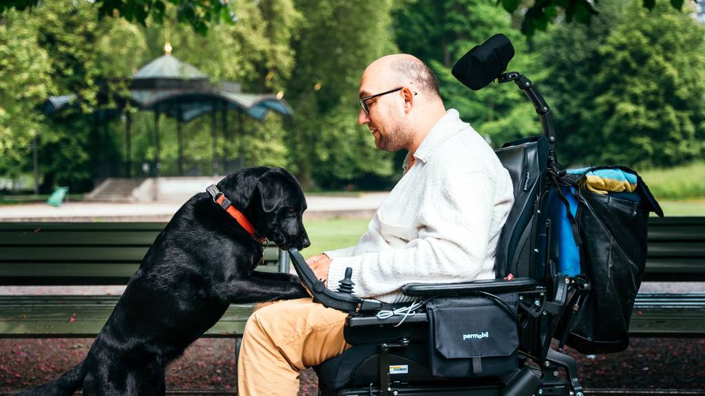 Passantin kritisiert Zürcher Politiker im Rollstuhl wegen Gaggi-Littering