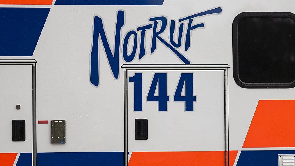 Die Ambulanz fuhr einen verletzten Töfffahrer ins Spital. (Archivbild)