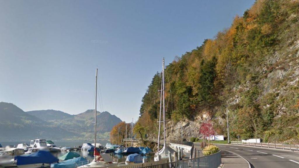 Die Kantonsstrasse beim Bootshafen in Gersau muss erneuert und der Fels gesichert werden.