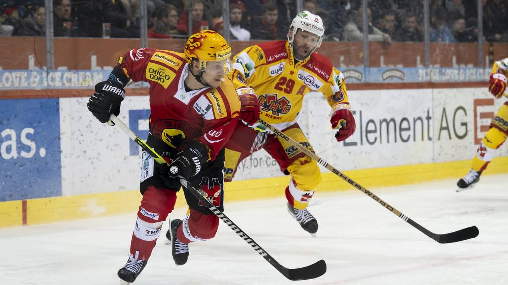 SCB-Stürmer Dominik Kahun im Duell mit EHCB-Verteidiger Beat Forster.