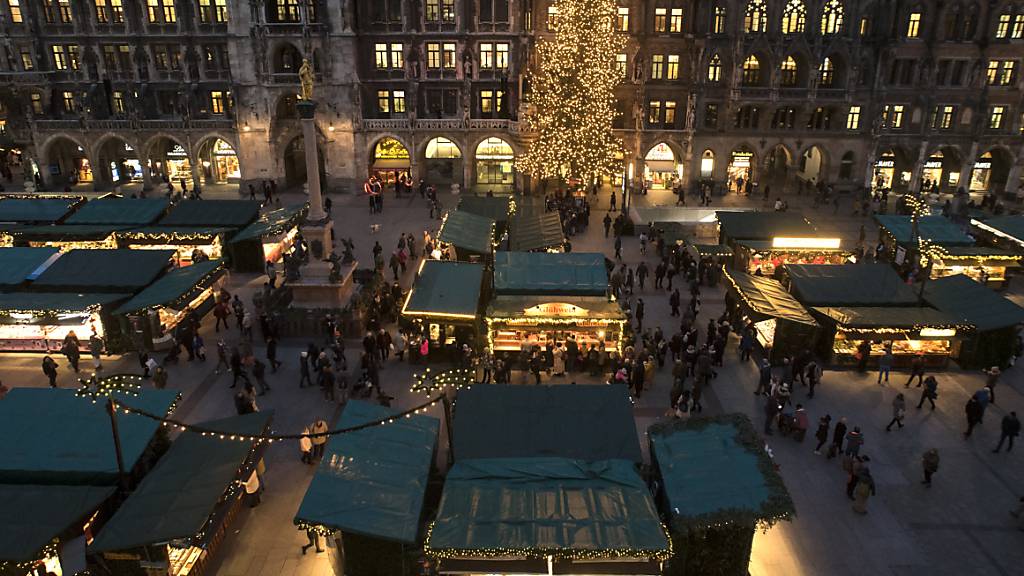 ARCHIV - Das Bild zeigt den Christkindlmarkt rund um den Marienplatz in München. Foto: picture alliance / Amelie Geiger/dpa