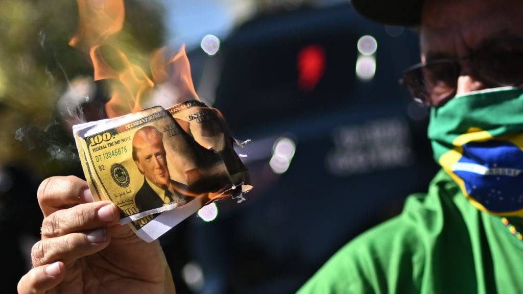 Demonstrierende in Brasilien zündeten unter anderem falsche Dollarscheine an.