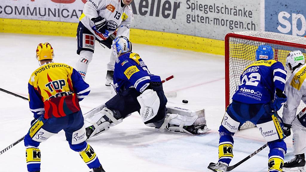 Mit Händen und Füssen gewehrt: Klotens Goalie Sandro Zurkirchen kann letztlich gegen eine Ambri-Übermacht nichts ausrichten