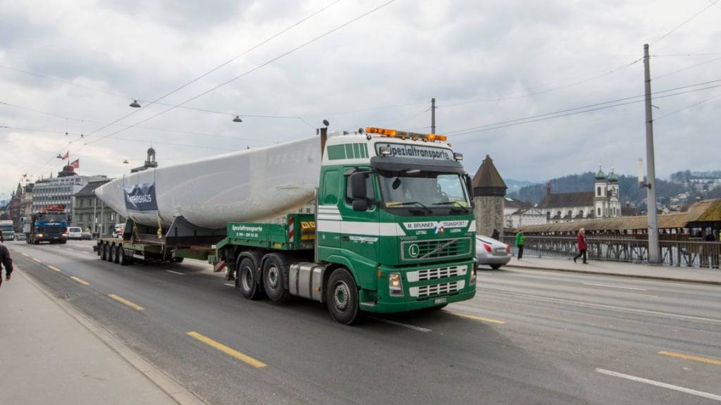 Die Grünen der Stadt und des Kantons Luzern wollen die Luzerner Seebrücke umgestalten. (Archivaufnahme)