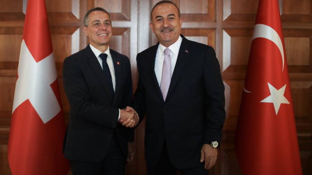 Aussenminister Ignazio Cassis (l) und sein türkischer Amtskollege Mevlüt Çavuşoğlu zeigen sich nach ihrem Gespräch in Ankara zufrieden.