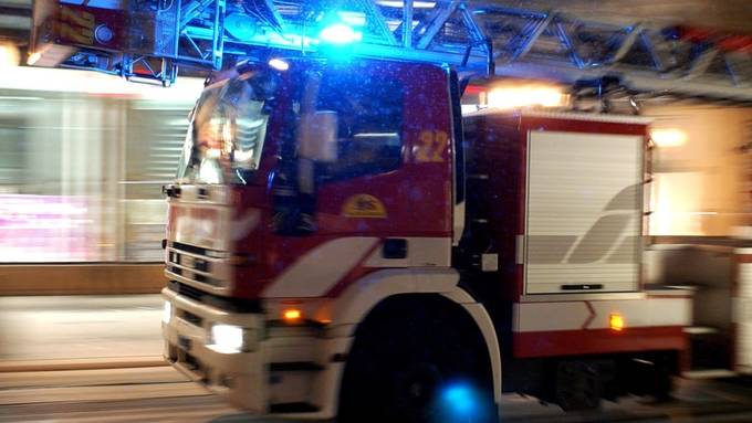 Weihnachtsbaum in Ecuvillens FR fängt Feuer – vier Verletzte