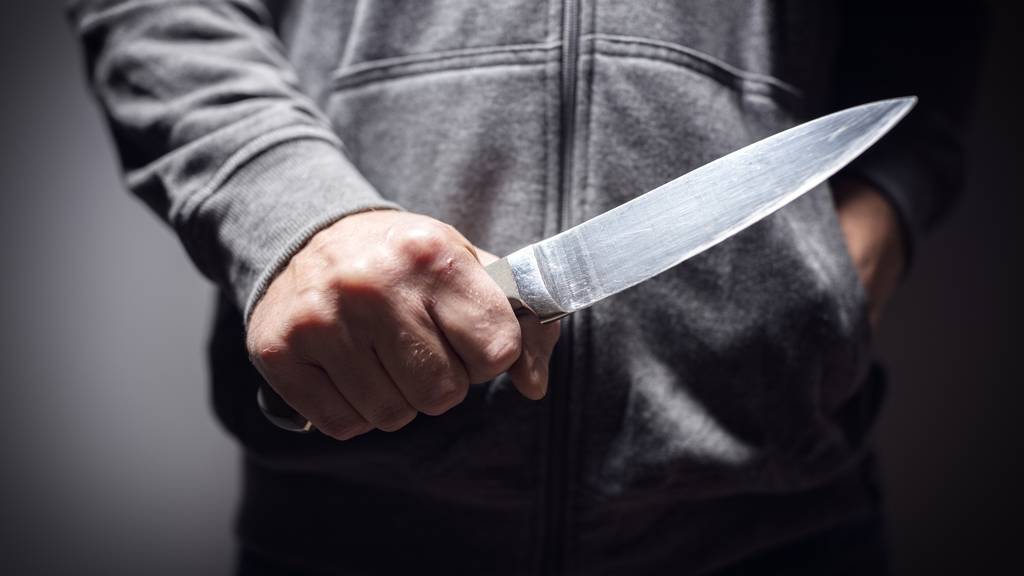 Mann bedroht Passanten am Bahnhof mit Messer