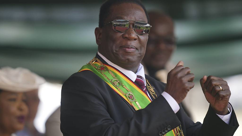 Emmerson Mnangagwa, Präsident von Simbabwe, gestikuliert während seiner Amtseinführungszeremonie im Nationalen Sportstadion. Foto: Tsvangirayi Mukwazh/AP/dpa