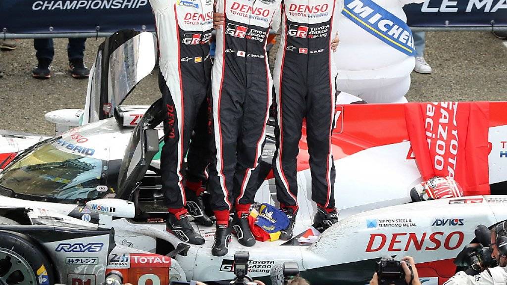 Sébastien Buemi (ganz rechts) feiert mit seinen Teamkollegen Fernando Alonso und Kazuki Nakajima einen weiteren Sieg in der Langstrecken-WM