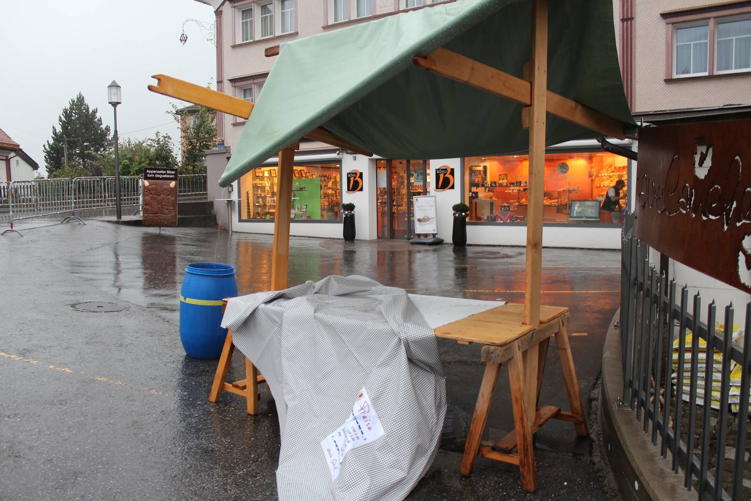 Die Betreiber dieses Marktstandes wurden schon am Morgen vom Regen vertrieben. (Bild:FM1Today/Fabienne Engbers)
